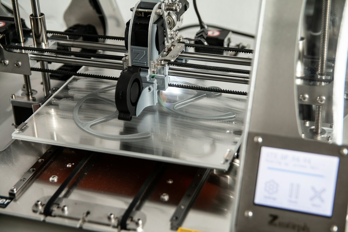 3Dプリンターがビルドプレート上に部品を作成しています。